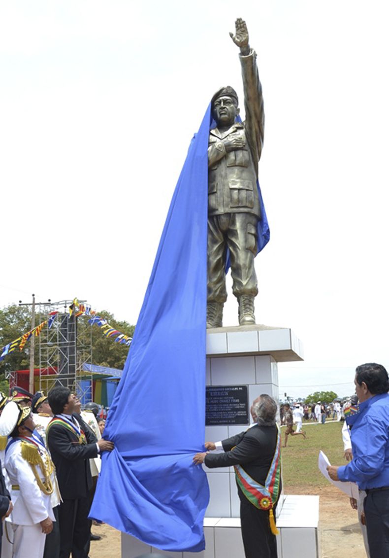 En esta fotograf&iacute;a difundida por la estatal Agencia Boliviana de Informaci&oacute;n, el presidente boliviano Evo Morales, segundo desde la izquierda, descubre una estatua del fallecido presidente de Venezuela Hugo Ch&aacute;vez en Riberalta, en la