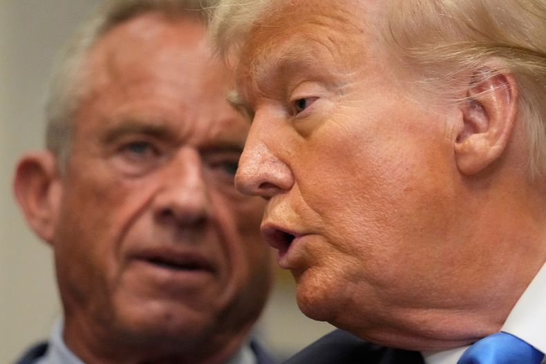 El presidente de Estados Unido, Donald Trump, habla en la sala Roosevelt de la Casa Blanca, el lunes 22 de septiembre de 2025, en Washington, mientras el secretario de Salud y Servicios Humanos, Robert F. Kennedy Jr., escucha. (AP Foto/Mark Schiefelbein)
