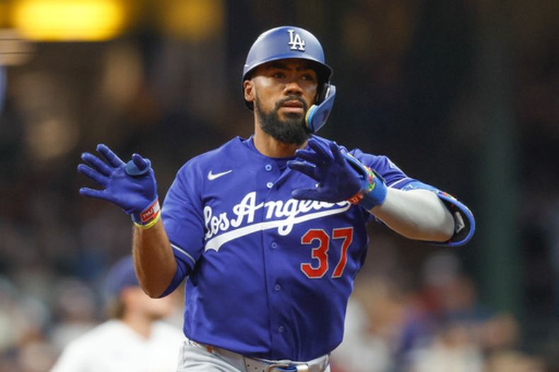 El dominicano Teoscar Hernández, de los Dodgers de Los Ángeles, festeja tras batear un jonrón de tres carreras ante los Cerveceros de Milwaukee el sábado 23 de mayo de 2026 (AP Foto/Jeffrey Phelps)