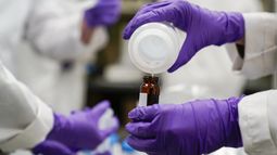 ARCHIVO - Eva Stebel, investigadora especializada en agua, vierte una muestra de agua en un recipiente más pequeño dentro de un experimento sobre el agua potable y los PFAS en el Centro de Soluciones Medioambientales y Respuesta de Emergencia de la Agencia de Protección Medioambiental (EPA, por sus siglas en inglés) en Cincinnati, el 16 de febrero de 2023. (AP Foto/Joshua A. Bickel, Archivo)