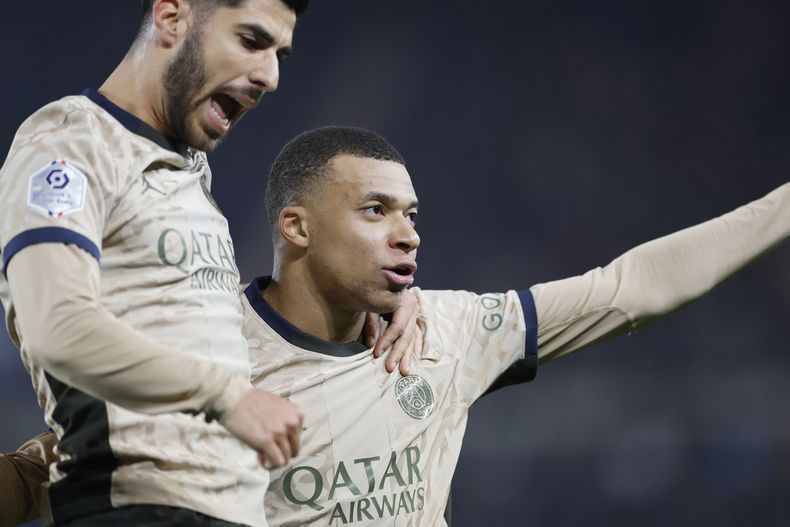 Kylian Mbappé festeja tras anotar por el París Saint-Germain el viernes 2 de febrero de 2024, en un encuentro de la liga francesa, el viernes 2 de febrero de 2024 (AP Foto/Jean-Francois Badias)