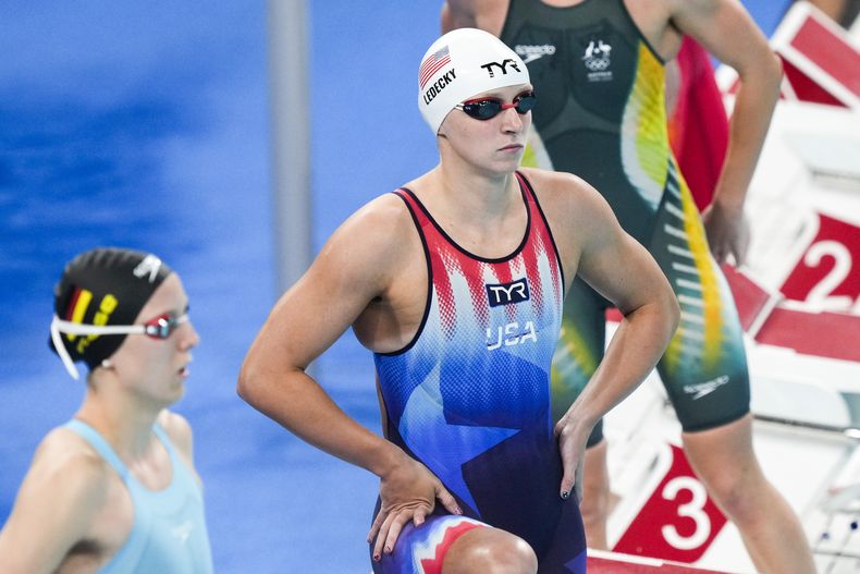 La estadounidense Katie Ledecky compite en las eliminatorias de los 400 metros libre de los Juegos Olímpicos de París, el sábado 27 de julio de 2024, en Nanterre, Francia. (AP Foto/Martin Meissner)