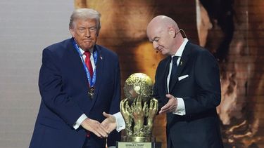 ARCHIVO - El presidente de la FIFA Gianni Infantino entrega al presdiente estadounidense Donald Trump el Premio de la Paz de la FIFA durante el sorteo del Mundial, el viernes 5 de diciembre de 2025, en Washington. (AP Foto/Evan Vucci)