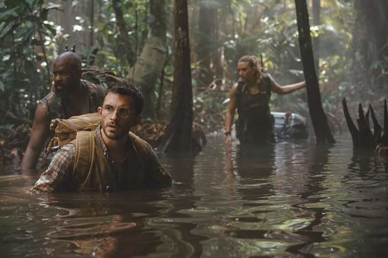 Esta imagen publicada por Universal Pictures y Amblin Entertainment muestra, de izquierda a derecha, Bechir Sylvain, Jonathan Bailey y Scarlett Johansson en una escena de Jurassic World Rebirth. (Jasin Boland/Universal Pictures and Amblin Entertainment via AP)