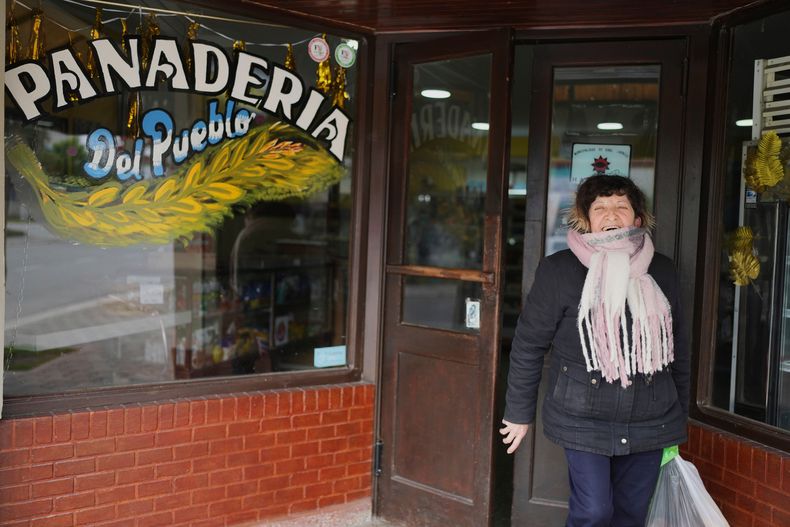 El ama de casa Estela Montenegro sale de una panadería en General Lavalle, Argentina, el martes 28 de octubre de 2025. (AP Foto/Natacha Pisarenko)