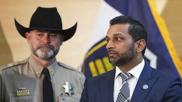 El director del FBI, Kash Patel, observa durante una conferencia de prensa en la Universidad del Valle de Utah, el viernes 12 de septiembre de 2025, en Orem, Utah, sobre el asesinato de Charlie Kirk, director ejecutivo y cofundador de Turning Point USA. (AP Foto/Lindsey Wasson)