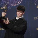 Owen Cooper, ganador del premio al mejor actor de reparto en una serie limitada o antológica o película por Adolescence, posa en la sala de prensa durante la 77.ª edición de los Premios Emmy el domingo 14 de septiembre de 2025, en el Teatro Peacock de Los Ángeles. (Foto Richard Shotwell/Invision/AP)