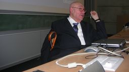 Ricardo Porro durante una conferencia magistral en París (2009).