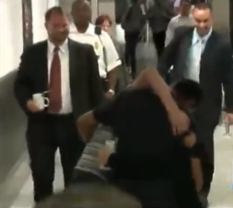 Tres niños se reunieron nuevamente con su padre después varios días secuestrados por su mamá.