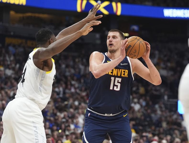 El serbio Nikola Jokic, de los Nuggets de Denver, intenta un enceste frente a Oscar Tshiebwe, del Jazz de Utah, el viernes 28 de marzo de 2025 (AP Foto/David Zalubowski)