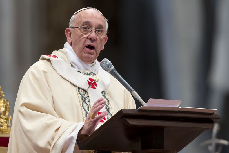 El papa Francisco pronuncia un mensaje durante una misa en la Bas&iacute;lica de San Pedro, en el Vaticano, con motivo de la Epifania, el lunes 6 de enero de 2014. Los cat&oacute;licos recuerdan este d&iacute;a la visita de los tres reyes mayos al ni&ntil