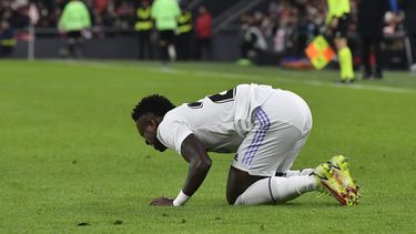 Cuelgan muñeco de Vinicius Junior en puente previo a derbi