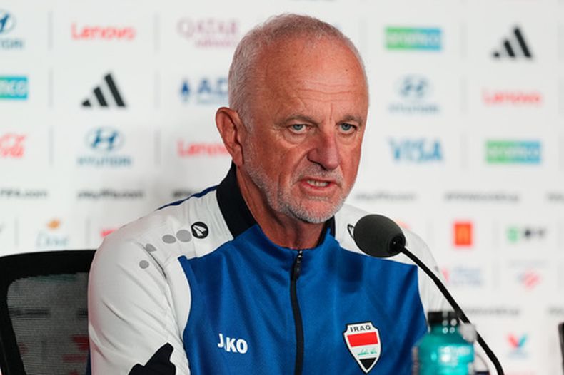 ARCHIVO - El técnico de Irak Graham Arnold durante una rueda de prensa previo al partido contra Senegal en la Copa del Mundo, el 25 de junio de 2026, en Toronto. (AP Foto/Stephanie Scarbrough)