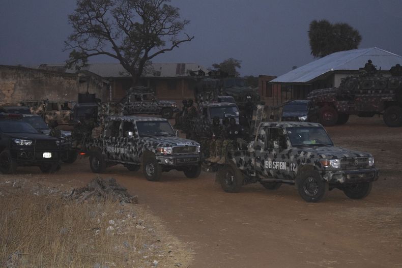 Vehículos del ejército de Nigeria estacionados en un área donde hombres armados secuestraron a estudiantes en Chikun, Nigeria, el jueves 7 de marzo de 2024. (AP Foto)
