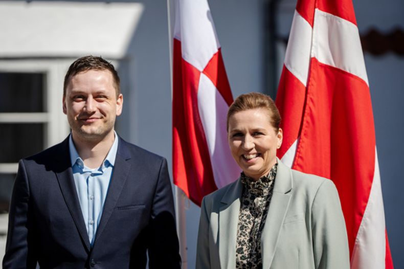 ARCHIVO - La primera ministra de Dinamarca, Mette Frederiksen, a la derecha, y el primer ministro de Groenlandia, Jens-Frederik Nielsen sonríen durante su reunión en Marienborg en Kongens Lyngby, Dinamarca el 27 de abril de 2025. (Mads Claus Rasmussen/Ritzau Scanpix via AP, Archivo)