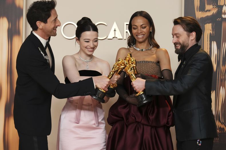 De izquierda a derecha, Adrien Brody, ganador del Oscar como mejor actor por “The Brutalist; Mikey Madison, ganadora en la categoría de mejor actriz por Anora; Zoe Saldaña, mejor actriz de reparto por Emilia Pérez, y Kieran Culkin, ganador en actor de reparto por A Real Pain, posan en la sala de prensa de los Oscar el domingo 2 de marzo de 2025 en el Teatro Dolby de Los Ángeles. (Foto, Jordan Strauss/Invision/AP)