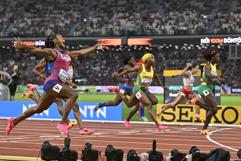ShaCarri Richardson estira los brazos tras ganar los 100 metros en el Mundial de atletismo, el lunes 21 de agosto de 2023, en Budapest, el lunes 21 de agosto de 2023. (AP Foto/Denes Erdos)