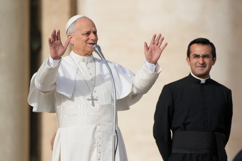 El papa León XIV salud a los fieles antes de presidir una misa especial por el Jubileo de los Pobres en la Plaza de San Pedro en el Vaticano, el domingo 16 de noviembre de 2025. (AP Foto/Gregorio Borgia)