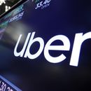 ARCHIVO - El logo de Uber aparece en el recinto de la Bolsa de Nueva York, 16 de agosto de 2019. La empresa de transporte de personas y paquetería dijo el miércoles 4 de octubre de 2023 que sus conductores recogerán hasta cinco paquetes prepagos y sellados y los llevará a la oficina de correos, UPS o FedEx local. El precio del servicio será de 5 dólares, o 3 dólares para los miembros de Uber One. (AP Foto/Richard Drew, File)