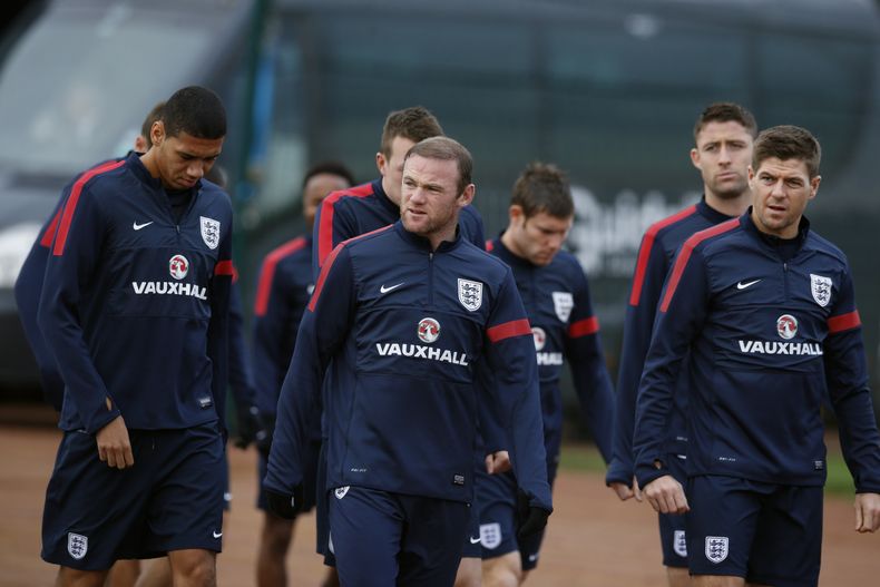 Wayne Rooney (centro), el capit&aacute;n Steven Gerrard (der) y otros jugadores de Inglaterra se entrenan en Londres el 14 de octubre del 2013 con miras al encuentro del martes con Polonia, en el que se jugar&aacute;n la clasificaci&oacute;n a la Copa Mun