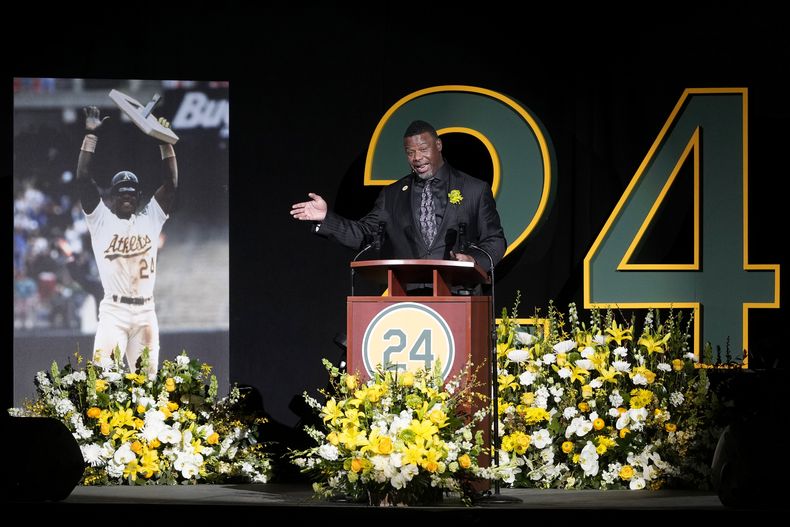 El expelotero Ken Griffey Jr., habla durante una ceremonia para recordar al fallecido Rickey Henderson, de los Atléticos de Oakland, el sábado 1 de febrero de 2025 (AP Foto/Jeff Chiu)