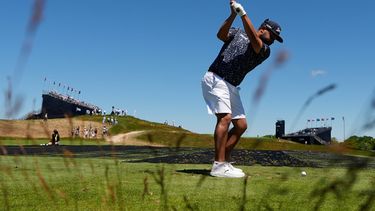 J.J. Spaun golpea la bola en el hoyo 12 durante una ronda de práctica antes del Abierto de Estados Unidos en Shinnecock Hills Golf Club en Southampton, Nueva York el lunes 15 de junio del 2026. (AP Foto/David J. Phillip)