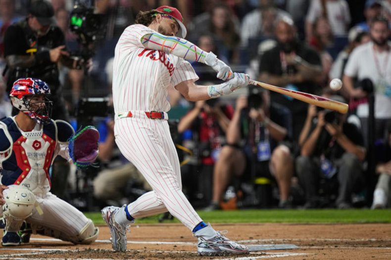 Bryce Harper, de los Filis de Filadelfia, participa en el Derby de Jonrones en el marco del Juego de Estrellas de Grandes Ligas, el lunes 13 de julio de 2026, en Filadelfia. (AP Foto/Matt Slocum)