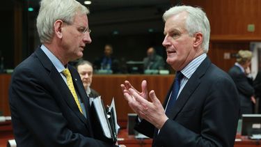americateve | Michel Barnier, Comisionado Europeo para Servicios y Mercado Interno, derecha, conversa con el ministro sueco de Relaciones Exteriores Carl Bildt antes de la reuni&oacute;n extraordinaria de ministros de Relaciones Exteriores de la Uni&oacute;n Europea pa