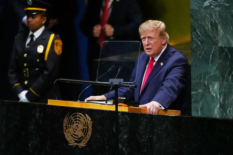 El presidente estadounidense Donald Trump habla en la Asamblea General de las Naciones Unidas, el martes 22 de septiembre de 2026, en la sede del organismo. (AP Foto/Julia Demaree Nikhinson)