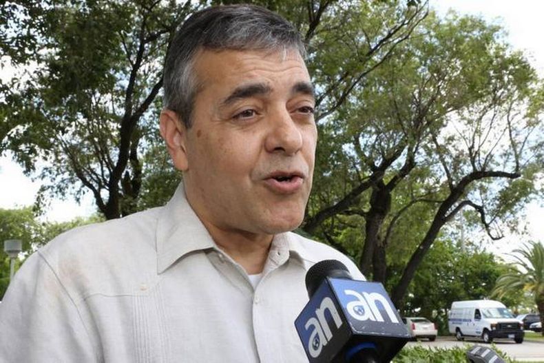 El ex representante federal David Rivera reapareció en este día de elecciones y aseguró a los votantes que dará una fuerte batalla política para regresar a Washington.