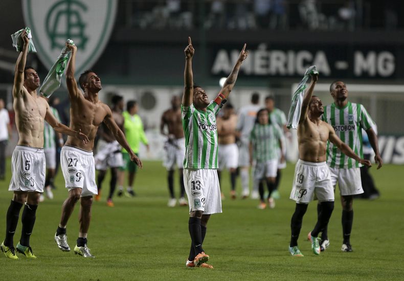Los jugadores de Atl&eacute;tico Nacional de Colombia festejan al final de un partido contra Atletico Mineiro el jueves, 1 de mayo de 2014, en Belo Horizonte, Brasil. (AP Photo/Bruno Magalhaes)