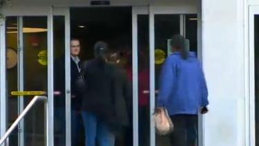 americateve | Hoy regresaron a sus clases los estudiantes de la Universidad Estatal de la Florida tras el tiroteo que dejó ayer tres heridos.