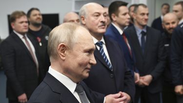 El presidente de Rusia, Vladímir Putin, a la izquierda, y el presidente de Bielorrusia, Alexander Lukashenko, en el centro, visitan el complejo deportivo y de conciertos SKA Arena en San Petersburgo, Rusia, el domingo 28 de enero de 2024. (Pavel Bednyakov, Sputnik, Kremlin Pool Foto via AP)