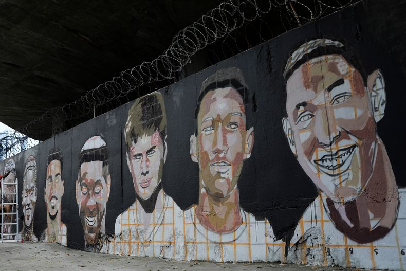 ARCHIVO - Un mural muestra los rostros de los futbolistas juveniles que murieron en el incendio de la academia de Flamengo en Río de Janeiro, el 7 de febrero de 2020. (AP Foto/Silvia Izquierdo)
