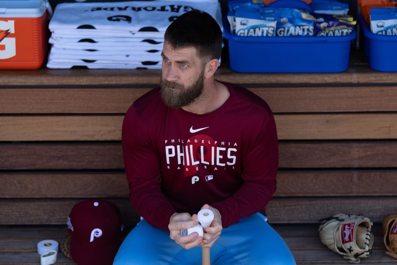 Bryce Harper, de los Filis de Filadelfia, se prepara para una práctica de bateo el martes 7 de octubre de 2025, en Los Ángeles (AP Foto/Jae C. Hong)