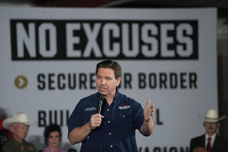 El precandidato presidencial republicano, el gobernador de Florida, Ron DeSantis, conversa durante una sesión pública en Eagle Pass, Texas, el lunes 26 de junio de 2023. (AP Foto/Eric Gay)