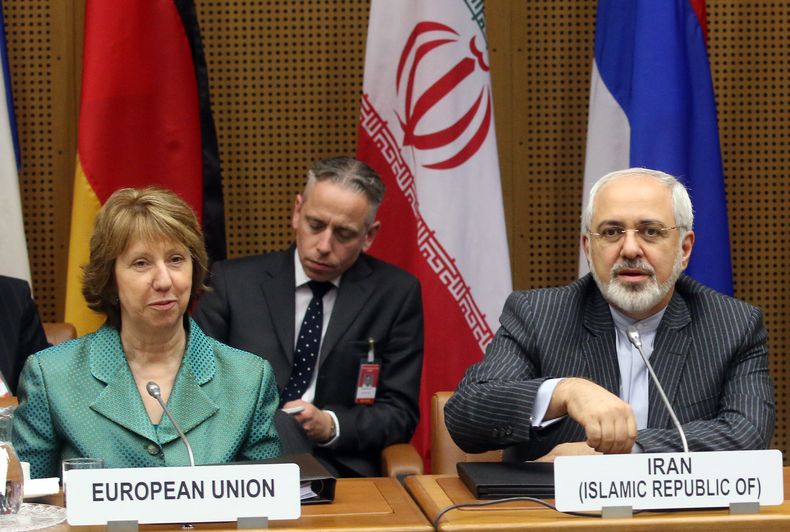 La directora de Pol&iacute;tica Exterior de la Uni&oacute;n Europea Catherine Ashton, izquierda, y el ministro de Relaciones exteriores iran&iacute; Mohamad Javad Zarif, derecha, antes de iniciar una negociaci&oacute;n a puerta cerrada sobre temas nuclear