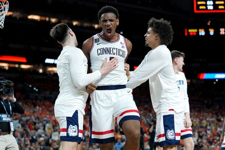 Tarris Reed Jr., de UConn, festeja durante el duelo del Final Four ante Illinois, el sábado 4 de abril de 2026 en Indianápolis (AP Foto/Abbie Parr)