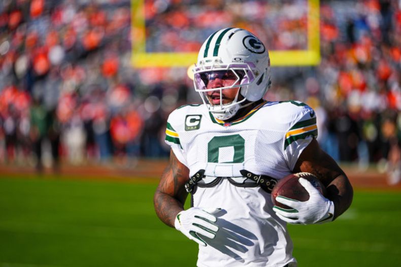 ARCHIVO - El corredor de los Packers de Green Bay, Josh Jacobs, calienta antes de un partido de fútbol americano de la NFL contra los Broncos de Denver, el 14 de diciembre de 2025, en Denver. (Foto de archivo de AP/Jack Dempsey)
