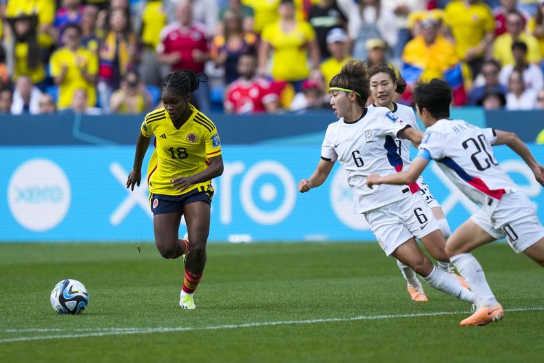 La colombiana Linda Caicedo (izquierda) se abre paso con el balón durante el partido del Grupo H en la Copa Mundial femenina ante Corea del Sur, en Sídney, el martes 25 de julio de 2023. (AP Foto/Rick Rycroft)