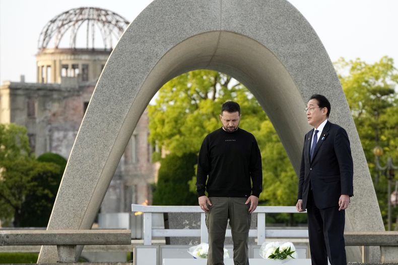 El presidente ucraniano Volodymyr Zelenskyy (i) con el primer ministro japonés Fumio Kishida en Hiroshima, Japón, el 21 de mayo de 2023. (Foto AP /Eugene Hoshiko)