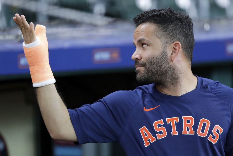 José Altuve de los Astros de Houston muestra su yeso durante un juego contra los Tigres de Detroit, el lunes 3 de abril de 2023, en Houston. (AP Foto/Michael Wyke)