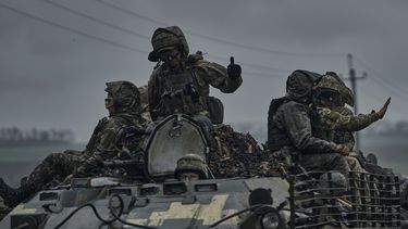 Soldados ucranianos en un vehículo artillado rumbo a sus posiciones en el frente de batalla, el lunes 1 de mayo de 2023, cerca de Vuhledar, en la región de Donetsk, Ucrania. (AP Foto/Libkos)