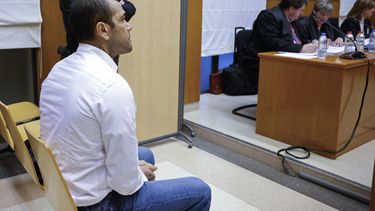 El futbolista brasileño Dani Alves sentado en el inicio de su juicio en Barcelona por supuesta agresión sexual contra una mujer en un club nocturno de Barcelona, el lunes 5 de febrero del 2024. (Alberto Estévez/Pool Foto vía AP)