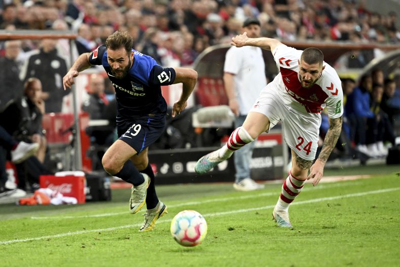 Lucas Tousart del Hertha Berlin y Julian Chabot del Colonia pelean por un balón en el encuentro de la Bundesliga el viernes 12 de mayo del 2023. (Federico Gambarini/dpa via AP)