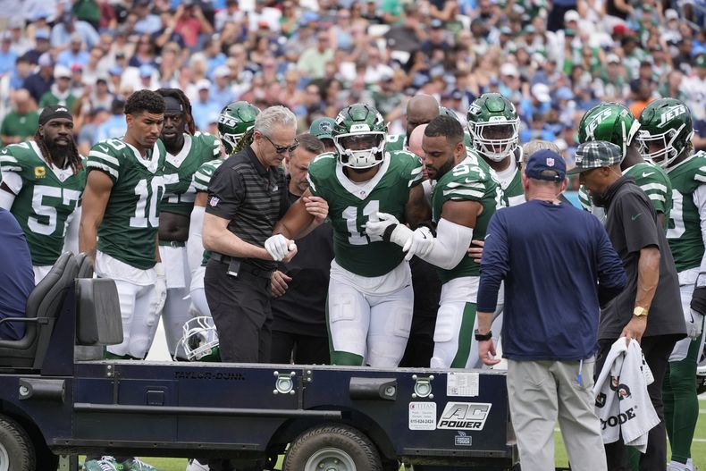 El linebacker Jermaine Johnson (11) de los Jets de Nueva York sale del campo durante el juego contra los Titans de Tennessee, el domingo 15 de septiembre de 2024, en Nashville. (AP Foto/George Walker IV)