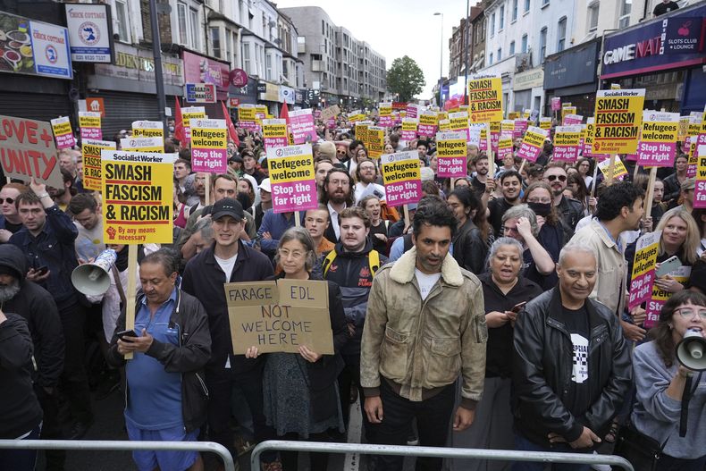Manifestantes antirracistas se reúnen el miércoles 7 de agosto de 2024 en Walthamstow, Londres. (PA vía AP)
