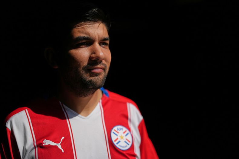 Rodrigo Valdez luce una camiseta de la selección de Paraguay, el viernes 5 de junio de 2026, en San Diego. (AP Foto/Gregory Bull)
