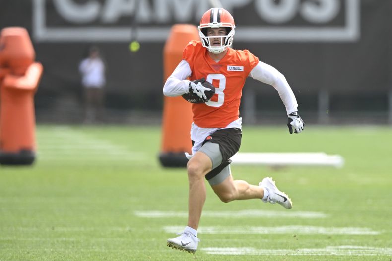 El quarterback de los Browns de Cleveland Kenny Pickett corre con el balón durane un entrenamiento en el campamento del equipo el viernes 25 de julio del 2025. (AP Foto/David Richard)
