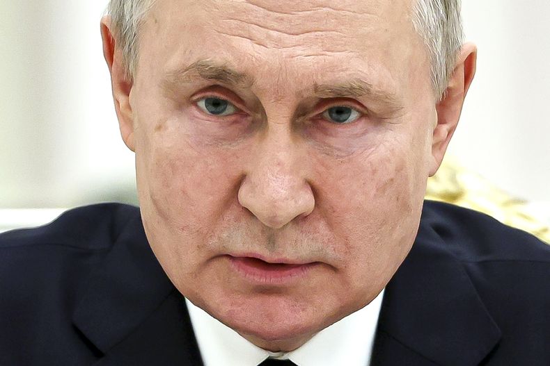 ARCHIVO – El presidente ruso Vladímir Putin se reúne ccon soldados en el Kremlin, 27 de junio de 2023. Putin está a punto de ganar otro sexenio en la elección presidencial de 15-17 de marzo, gracias al rígido control que ha impuesto sobre Rusia en 24 años en el poder, la permanencia más prolongada en el Kremlin desde el soviético Josef Stalin. (Mikhail Tereshchenko, Sputnik, Kremlin Pool Photo via AP, File)